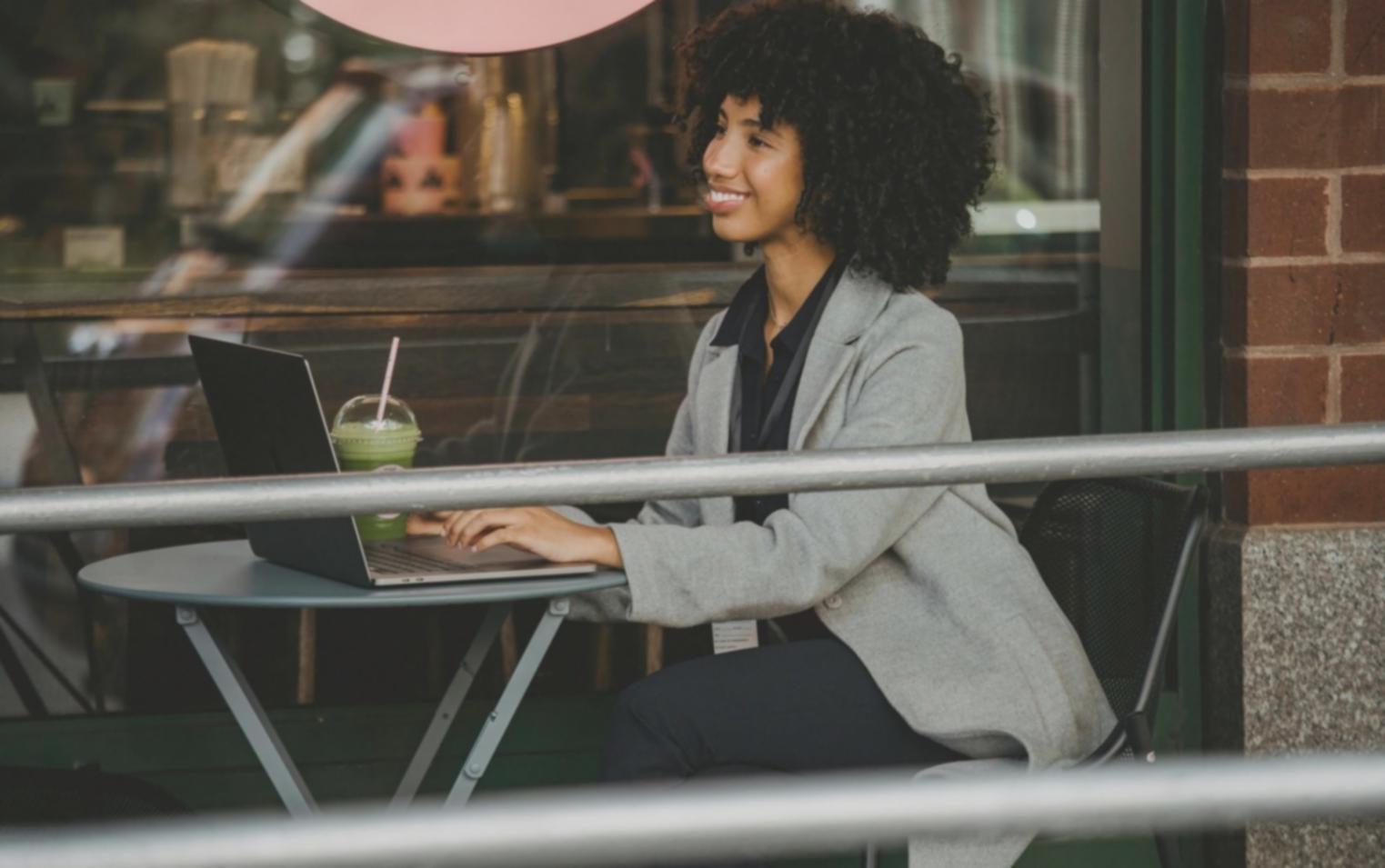 IT-Sicherheitsteam bei der Analyse von Netzwerkdaten