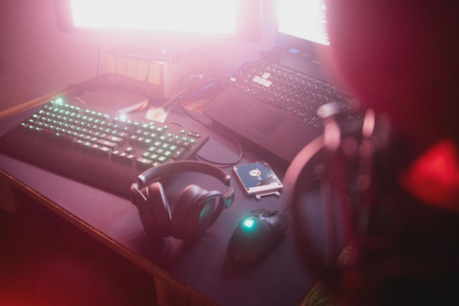 Cybersicherheits-Schulungsumgebung mit mehreren Monitoren und Sicherheitsanalyse-Tools